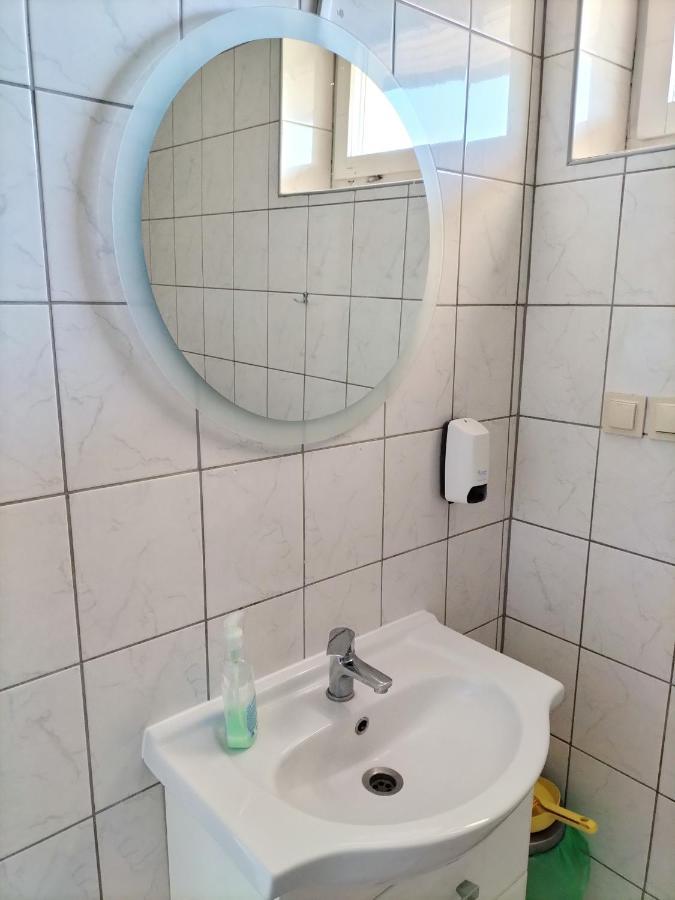 מלון Lacko Restauracja Pod Jablonia מראה חיצוני תמונה