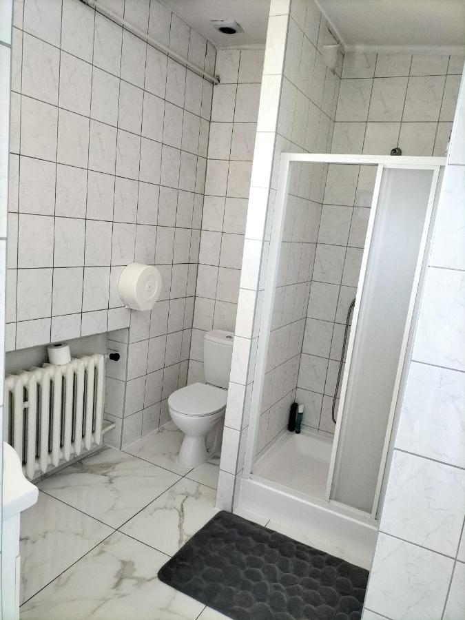 מלון Lacko Restauracja Pod Jablonia מראה חיצוני תמונה
